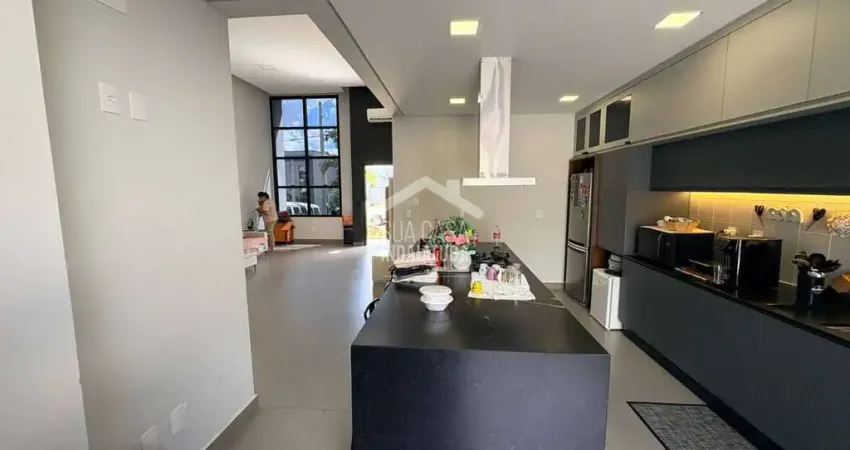 Casa com sala ampla e móveis planejados condomínio Gran Reserve