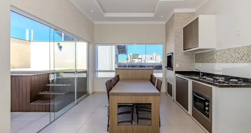 Privacidade e conforto a poucos metros da praia brava, mobiliado e ainda com jacuzzi