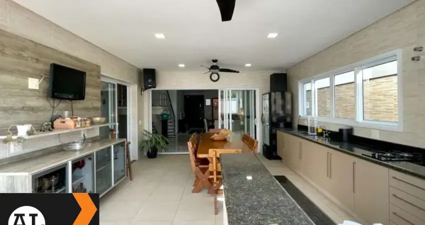 Maravilhosa casa à venda no condomínio Chácara Ondina em Sorocaba com 350 m2 de construção, próximo a rodovia Raposo Tavares e Shopping Granja Olga.