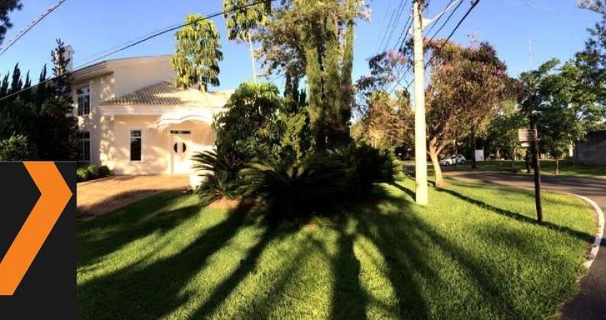 Casa encantadora á Venda ou Locação no Lago Azul, projetada por Monalisa Zaccariotto com 544 m2 de área construída e terreno de 1.066,29 m2 e Golf