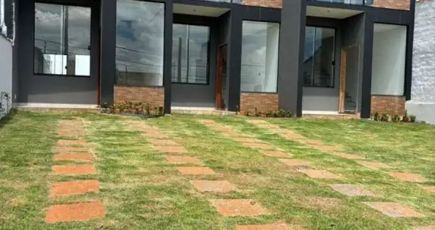 Seus problemas acabaram! Apresentamos este incrível sobrado de rua à venda, com todos os atributos que você procura:  2 suítes