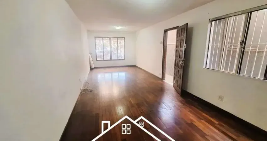 Sobrado à venda com 3 dormitórios, suíte, e 2 vagas de garagens.