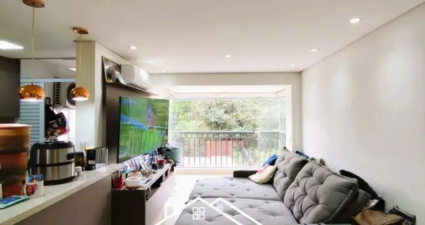 Apartamento com 3 dormitórios, suíte, varanda, 2 vagas de garagens.