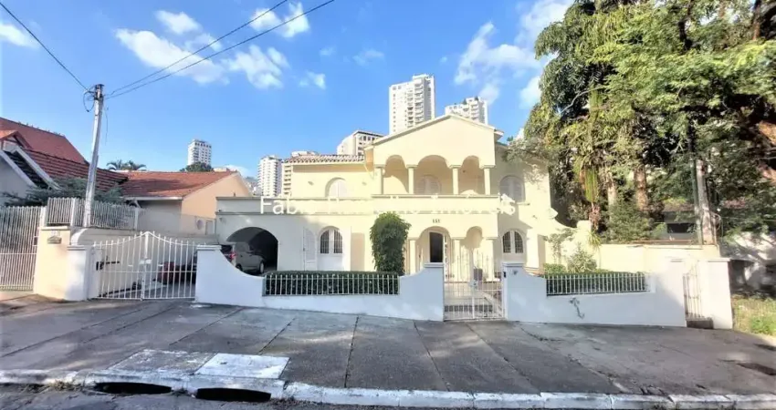 Casa para venda na região do pacaembu, com 2 suíte, e 6 vagas de garagem.