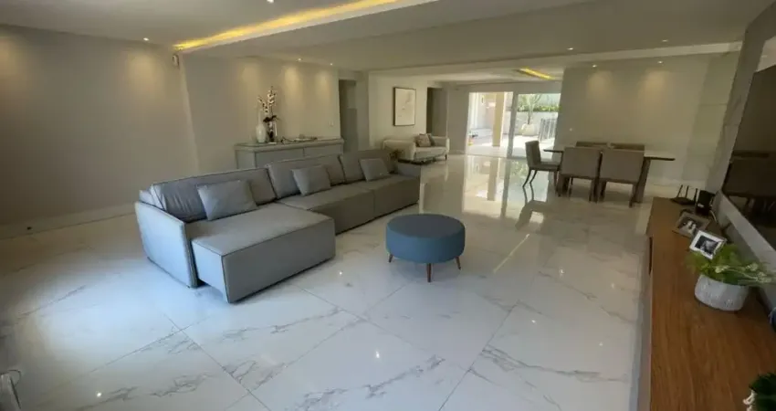 Casa com 5 Quartos e 2 banheiros à Venda em Camboinhas, 550 m² por R$ 3.900.000,00