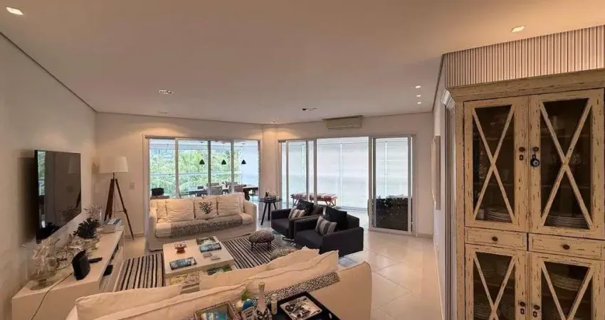 Apartamento amplo a poucos passos do mar disponível para venda em local nobre.