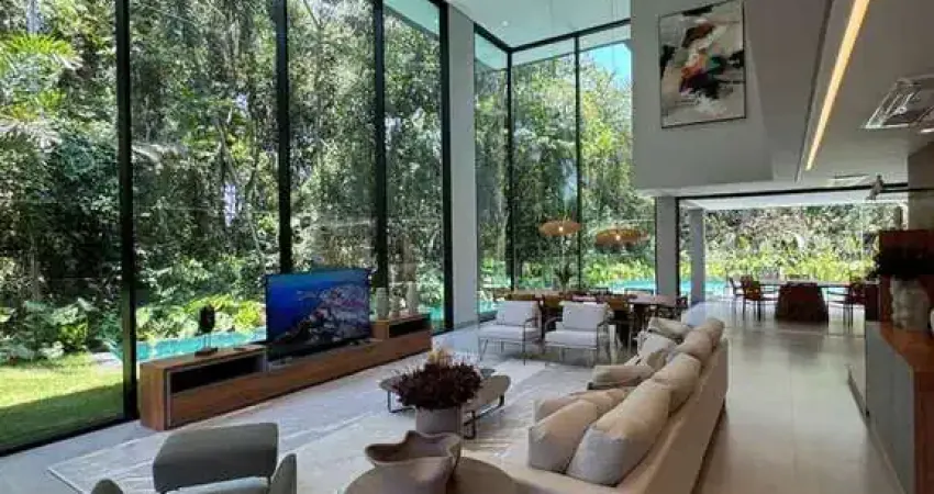 Propriedade de alto padrão em lote privilegiado disponível para venda