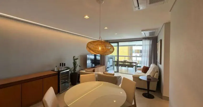 Apartamento amplo a poucos passos do mar disponível para venda em local nobre.