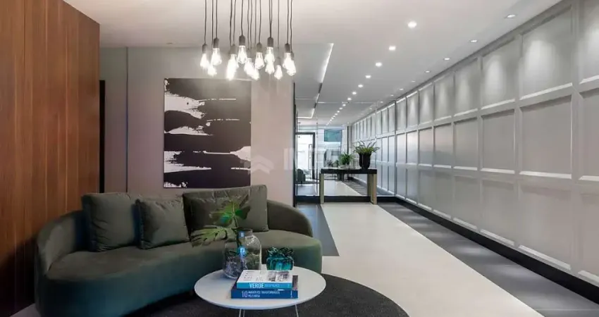 Cobertura na quadra mar com vista mar finamente mobiliada, equipada e decorada, piscina privativa, 04 vagas e lazer completo.