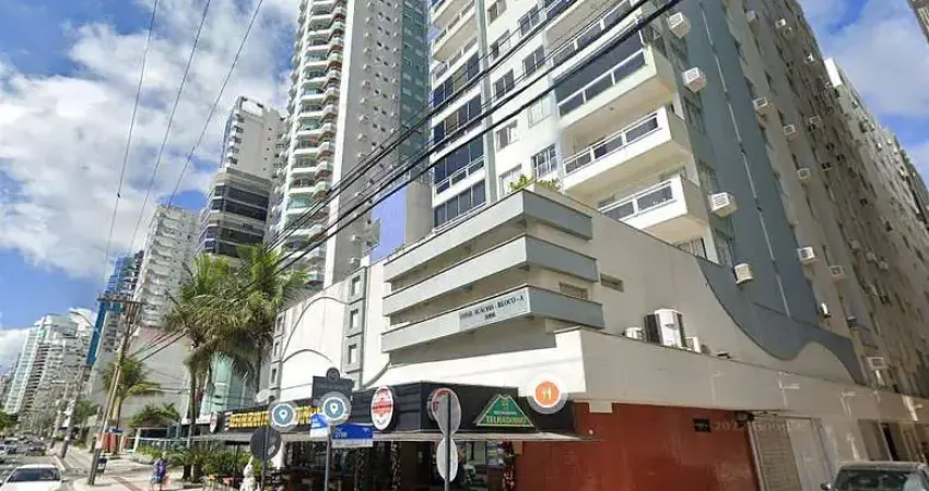 Apartamento lateral em prédio frente mar com 1 suíte e 2 dormitórios pronto para morar.