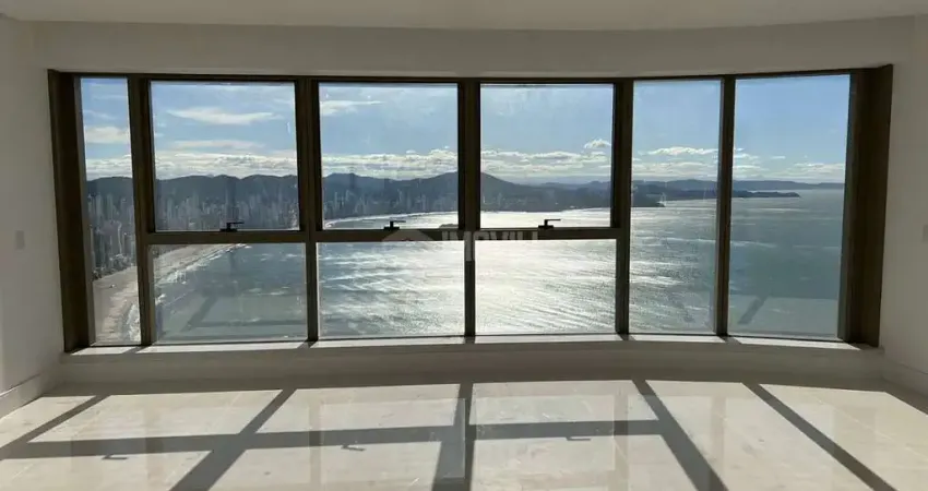 Andar alto no yachthouse residence club alto padrão com 04 suítes, dependência e linda vista cinematografica do mar.