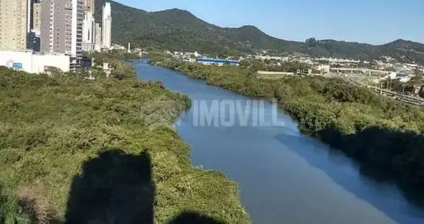 Amplo apartamento mobiliado com 3 suítes, 2 vagas e linda vista