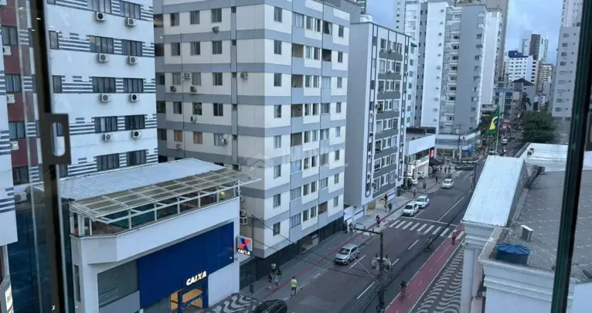 Apartamento mobiliado com 2 dormitórios 1 suíte 1 vaga quadra mar em balneário camboriú