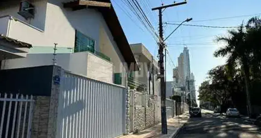 Casa com 3 quartos para alugar na Rua 2300, Centro, Balneário Camboriú