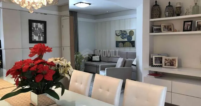 Lindo apartamento mobiliado, equipado e decorado com 03 dormitórios sendo 01 suíte com 02 vagas privativas no centro.