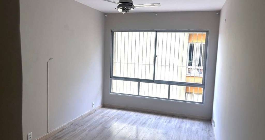 Apartamento no Cristal de 2 dormitórios, dependência e vaga