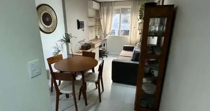 Apto 01 dormitório todo mobiliado reformado, 01 vaga de garagem