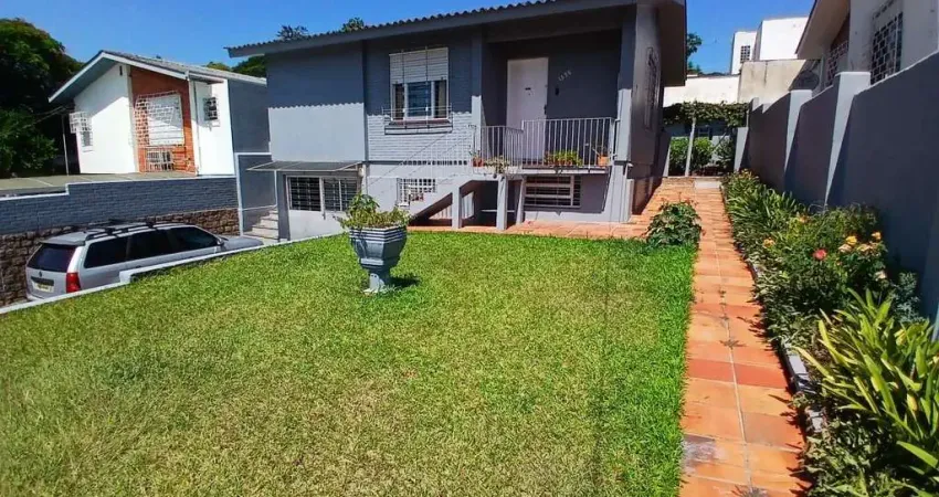 Casa com 03 dormitorios e amplo jardim no bairro Santa Tereza /RS