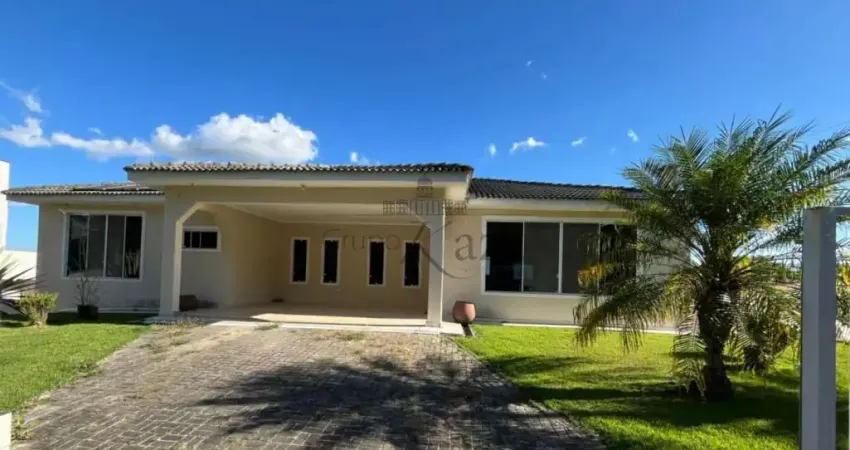 Casa em condomínio térrea - condomínio colinas do parahyba - 3 dormitórios - 401m².