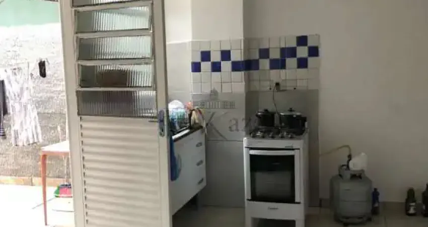 Oportunidade - Casa com Edícula - Campos de São José - 3 Dormitórios - 135m².