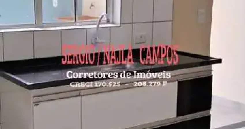 Alugo casa com dois dormitórios, sala cozinha, banheiro e garagem.