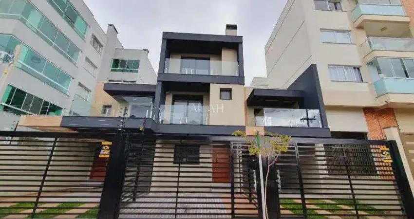 Sobrado no  Nossa Senhora da Saúde, com Pé direito duplo.