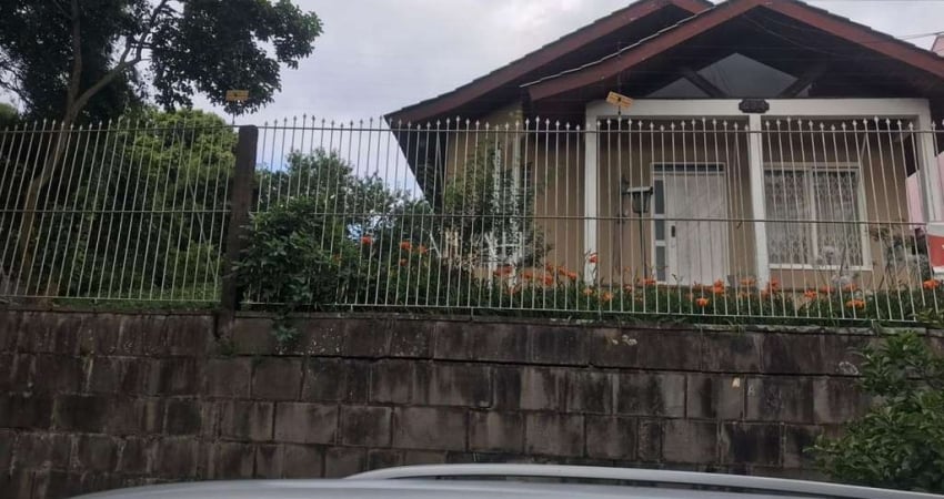Casa Semimobiliada com 240 metros quadrados próxima a CIC