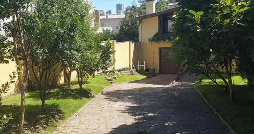 Casa com lareira e pé direito duplo em nossa senhora de lourdes, caxias do sul.