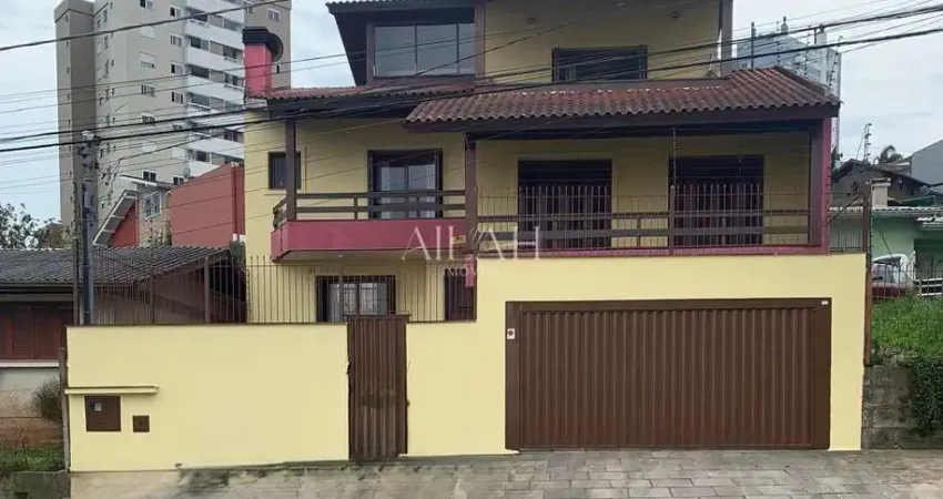 Excelente residência semimobiliada, com 309m² privativos, localizada no bairro colina sorriso