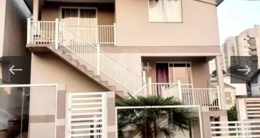 Ótima casa semimobiliada com 3 andares no bairro vinhedos, com 238,02 m2