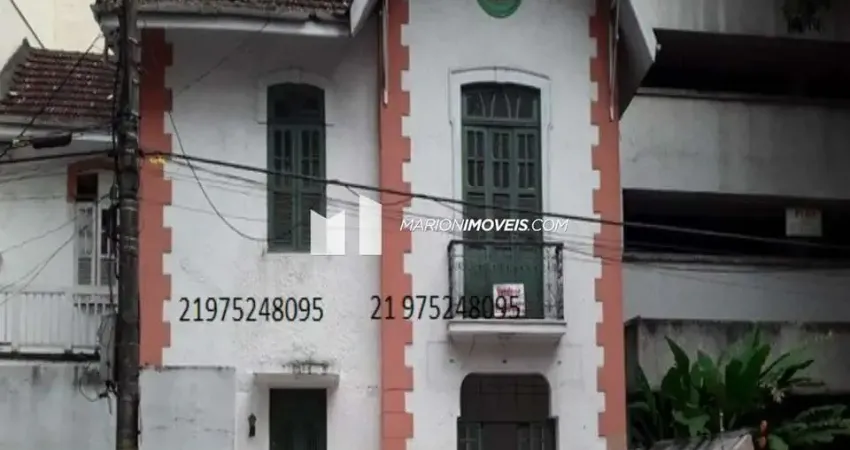 Casa à venda em Laranjeiras, com 4 quartos, sala, cozinha e 2 banheiros; sacadas. Isolada. Duplex. Ótima para Comércio!