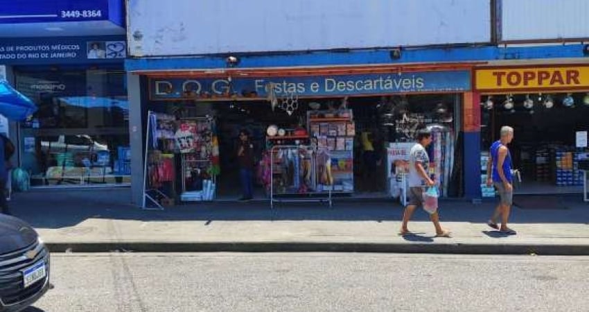 Loja com 03 pavimentos com Área total de 250m² no centro Santa Cruz - RJ