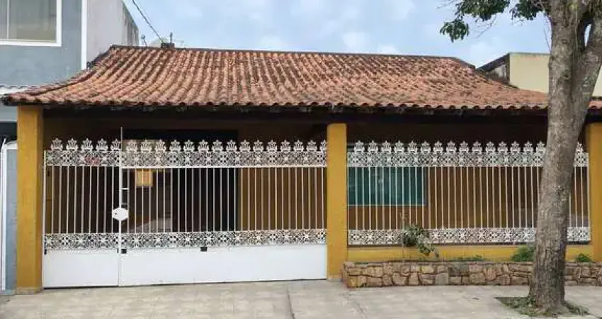 Casa com 3 quartos para alugar na Rua Montreal, 55, Santa Cruz, Rio de Janeiro