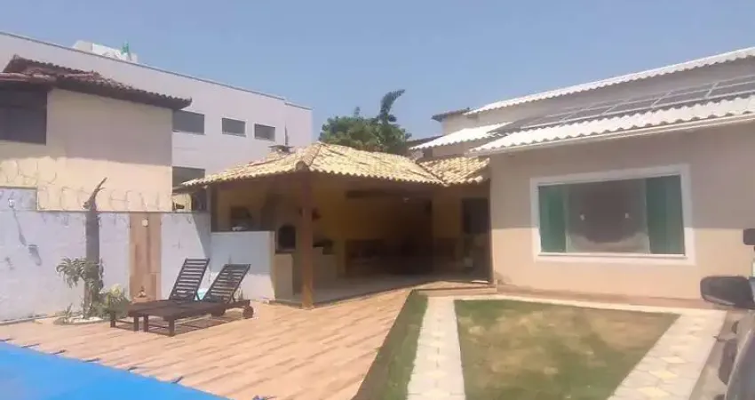 Casa linear com sala e 3 suites no centro de Rio das Ostras RJ