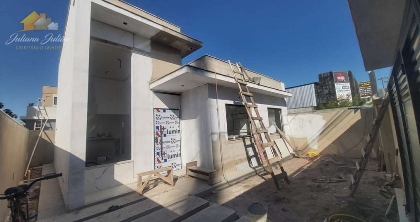 CASA LINEAR COM 3 QUARTOS SENDO 1 SUÍTE NO BAIRRO ENSEADA DAS GAIVOTAS EM RIO DAS OSTRAS RJ.