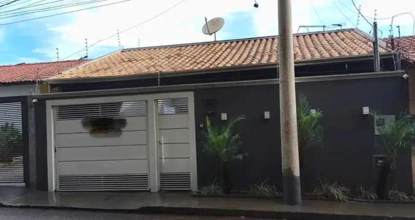 Espaço, Conforto e Lazer: Casa com Varanda e Cozinha Planejada te Espera no Aero Rancho.
