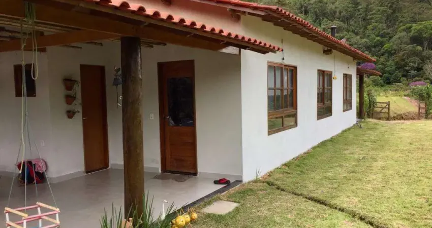 Sitio com ampla casa térrea com varanda ampla lateral.