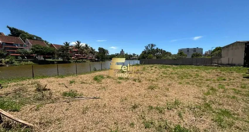 Viva a tranquilidade em uma área com 1.200 metros quadrados em Nova Guarapari, com frente para a lagoa, escriturado e registrado!