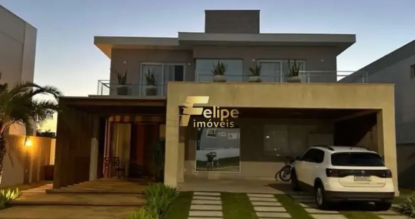 Belíssima e harmoniosa casa duplex localizada em condomínio de luxo em serra/es!