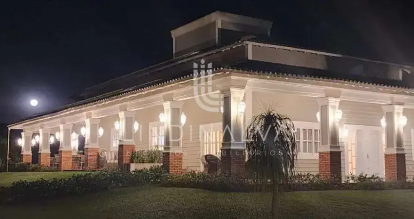 Casa de alto padrão com 4 suítes, piscina, amplo quintal, pomar e muito mais