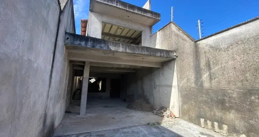 Casa triplex inacabada com 3 quartos, 3 vagas de garagem, terraço com churrasqueira, cidade dos funcionários