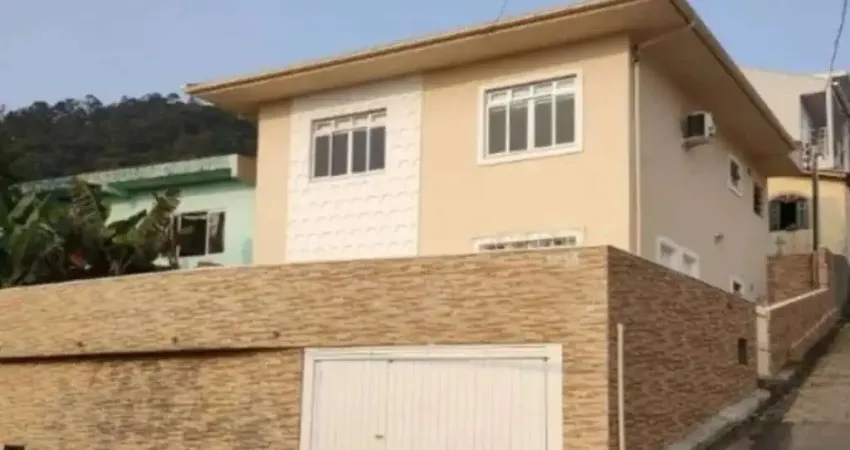 Casa com 4 quartos e 208,00 m²  na Costeira