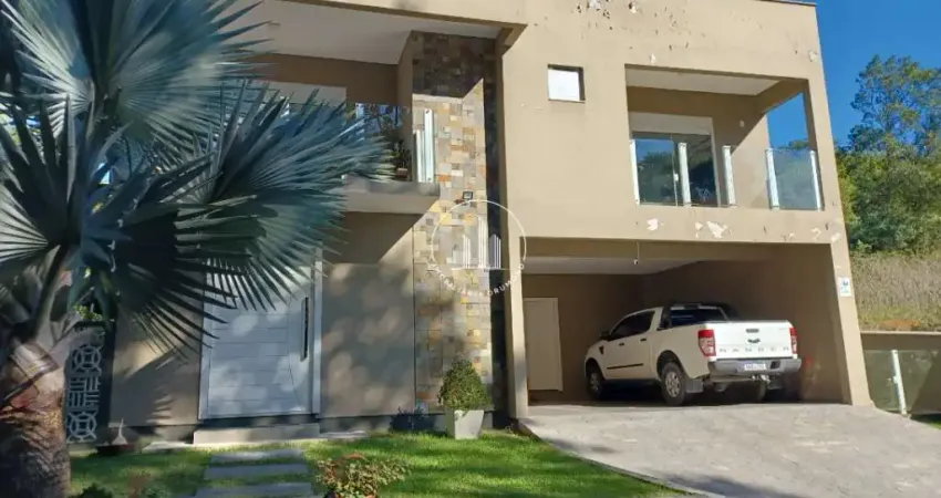 Casa 3 dormitórios e piscina em condomínio fechado no Roçado