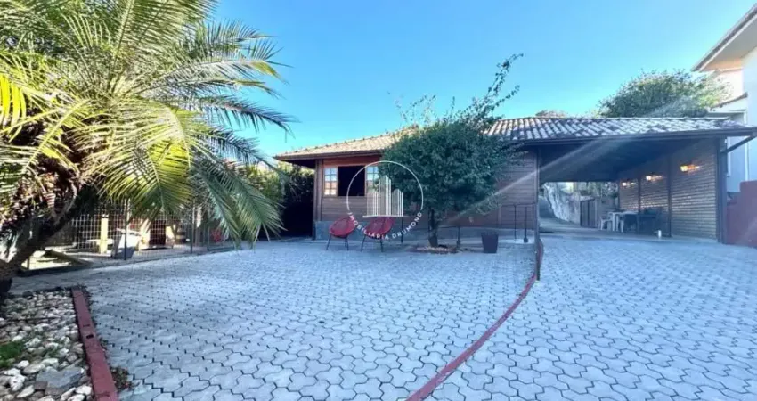 Casa com 3 quartos, sendo  2 Suítes e 230m² - Centro  - JMS