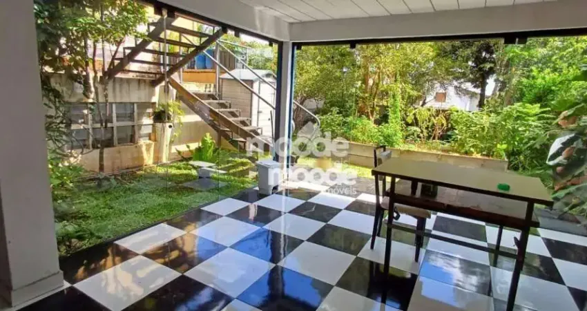 CASA MODERNA, 2 SUITES, 6 VAGAS, QUINTAL