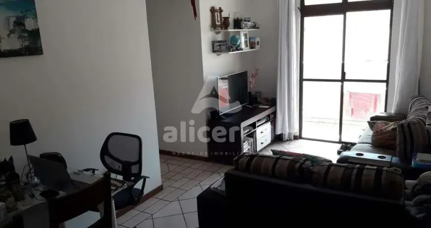 Apartamento com 02 dormitórios, sacada, garagem privativa a 100m da Ponte Hercílio Luz