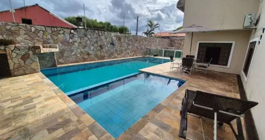 Casa para venda possui 385 metros quadrados com 6 quartos, em peruíbe