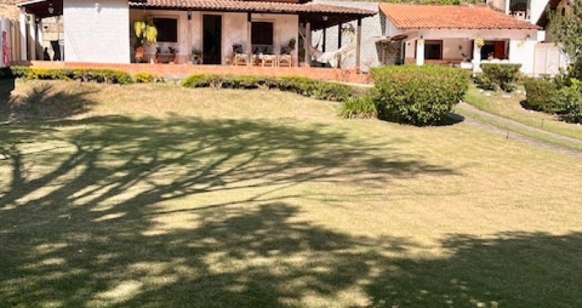 C3 - Casa a venda com amplo terreno e espaço gourmet com suíte externa