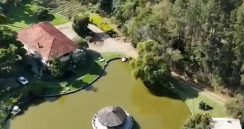 Sítio medindo 30 mil m² com 7 quartos, espaço gourmet, 2 piscinas, lago com pedalinho e horta, somente 14 km do parque dos dinossauros