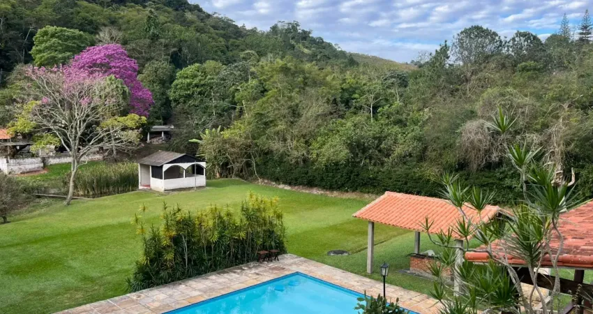 Chácara em miguel pereira, bairro residencial, com 3 quartos e amplo terreno plano